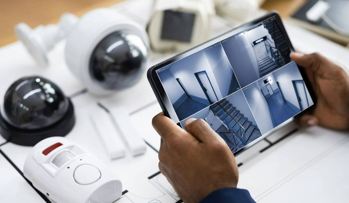 646bb6b884763124d61a793c_instalando-câmera-de-segurança-no-condomínio (1).jpg